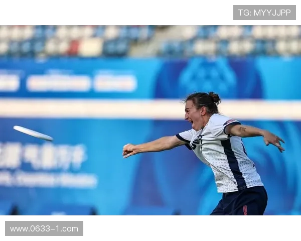 成都飞盘队在滑板精英赛中展现出惊人速度与团队默契的精彩表现